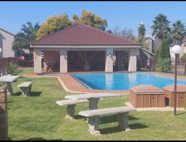 2 BEDROOM TOWNHOUSE FOR SALE IN BONAERO PARK